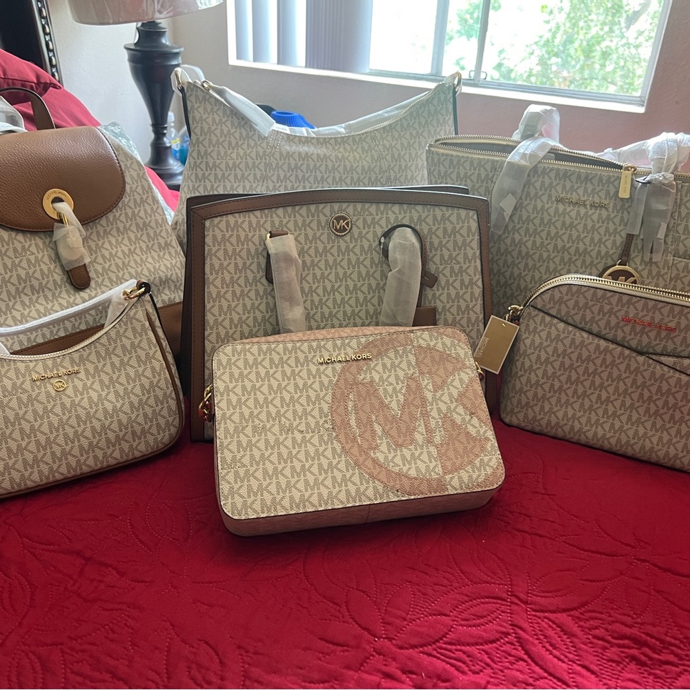 Mk EXCLUSIVE WHITE COLLECTION